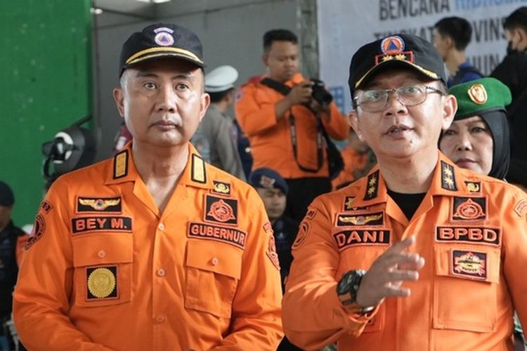 Pj Gubernur Jawa Barat Bey Machmudin didampingi Kepala BPBD Jawa Barat Dani Ramdan saat memimpin Apel Siap Siaga Kebencanaan di Dom Balerame, Soreang, Kabupaten Bandung, Jawa Barat pada Rabu (8/11/2023)