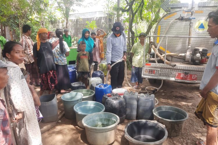 Warga Kampung Polay, Desa Jatisari, Kecamatan Arjasa, Kabupaten Situbondo yang kekurangan air bersih.