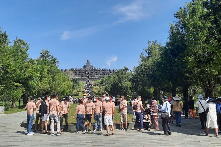 Candi Borobudur Magelang, Jawa Tengah, ramai dikunjungi wisatawan pada perayaan Tri Suci Waisak 2566 BE, Sabtu (14/5/2022).