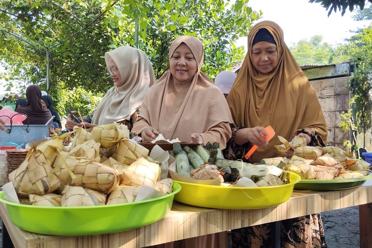 Menu ketupat dalam kegiatan Festival Ketupat di masjid Al Ahmad Kelurahan Pojok, Kecamatan Mojoroto, Kota Kediri, Jawa Timur, Minggu (14/4/2024).