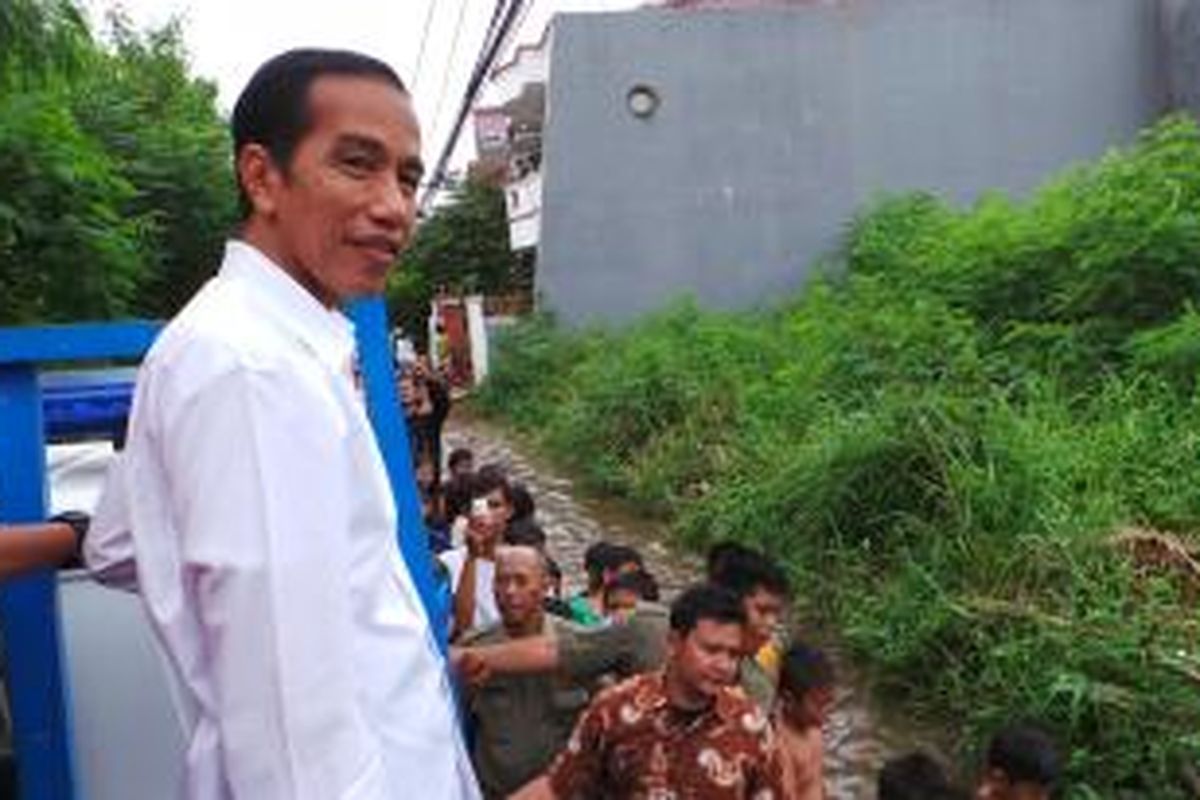 Gubernur DKI Jakarta Joko Widodo saat meninjau banjir di Kampung Sawah, Pondok Bambu, Jakarta Timur, Rabu (29/1/2014).