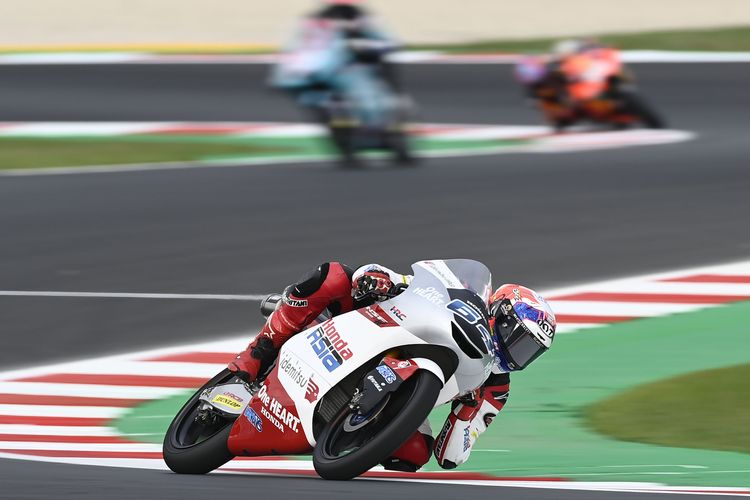 Pebalap asal Indonesia, Mario Suryo Aji, saat beraksi pada sesi latihan bebas Moto3 San Marino 2022 di Sirkuit Misano, Jumat (2/9/2022). Terkini, Mario Aji berhasil meraih poin perdana pada kejuaraan dunia Moto3 2023. Pencapaian itu diraih setelah dirinya finis di peringkat ke-12 Moto3 Amerika 2023.