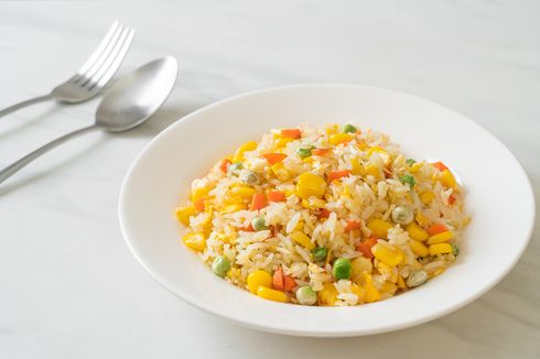 Resep Nasi Goreng Rice Cooker Praktis dengan Topping Komplet