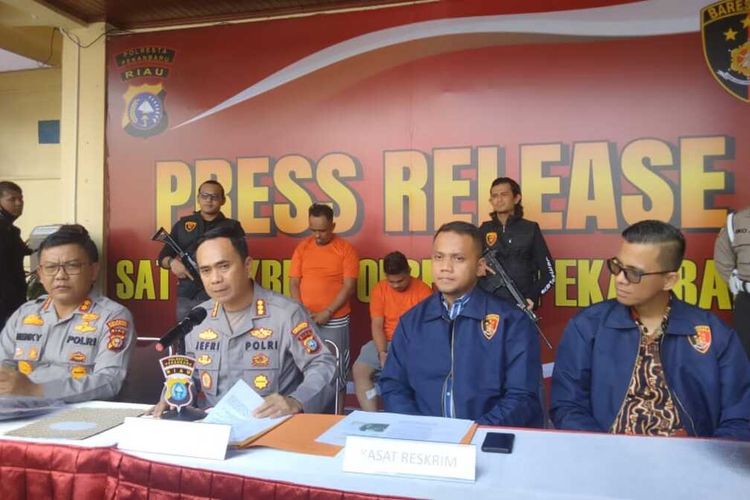 Kapolresta Pekanbaru Kombes Jefri Ronald Parulian Siagian (dua dari kiri) bersama anggotanya saat menggelar konferensi pers penangkapan dua pelaku perampokan, Jumat (19/5/2023).