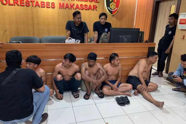 Para pelaku yang diamankan usai melakukan aksi kekerasan terhadap anggota polisi dan diamankan di Mapolrestabes Makassar, Jalan Ahmad Yani, Kota Makassar, Sulsel, Selasa (27/2/2024) malam