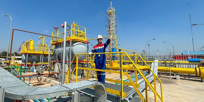 Pekerja PT Perusahaan Gas Negara Tbk (PGN) sedang beraktivitas.