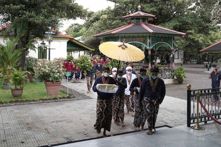 Peksi Burak yang telah selesai diarak menuju Masjid Gedhe. 