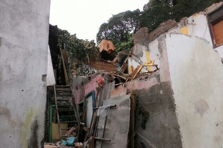 Sebuah pohon tua tumbang dan menimpa dua rumah warga di Jl Urip Sumoharjo, Kelurahan Panaikang, Kecamatan Panakukang, Makassar, Rabu (27/12/2017).