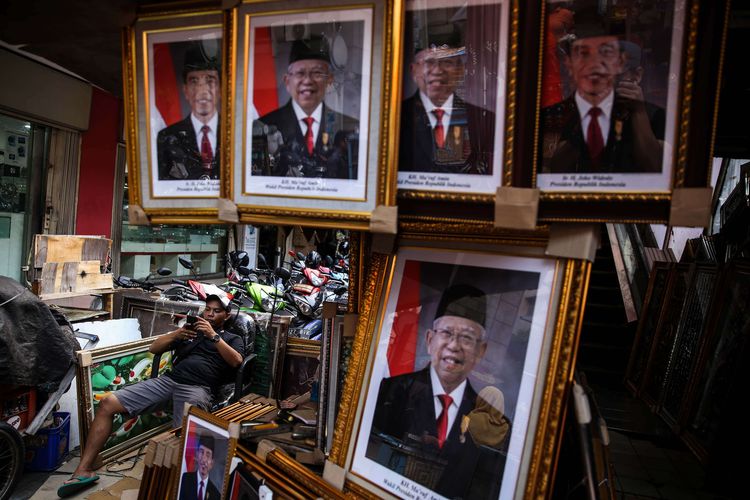 Poster bergambar Presiden dan Wakil Presiden terpilih Joko Widodo-Maruf Amin dijual di kawasan Pasar Baru, Jakarta Pusat (15/10/2019). Poster yang telah dilengkapi bingkai tersebut ditawarkan mulai dari harga Rp 90.000. Pasangan Joko Widodo dan Maruf Amin akan dilantik menjadi Presiden dan Wakil Presiden periode 2019-2024 di Kompleks Parlemen, Senayan, Jakarta, pada Minggu (20/10/2019).