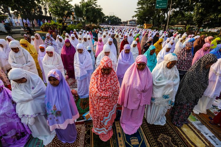 Umat muslim melaksanakan sholat Idul Adha 1438 Hijriyah di kawasan Pasar Senen, Jakarta Pusat, Jumat (1/9/2017).