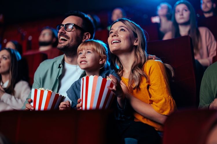 Ilustrasi anak menonton bioskop. Netizen ramai membicarakan orangtua yang mengajak anak-anak menonton film horor religi “Siksa Kubur” di bioskop.