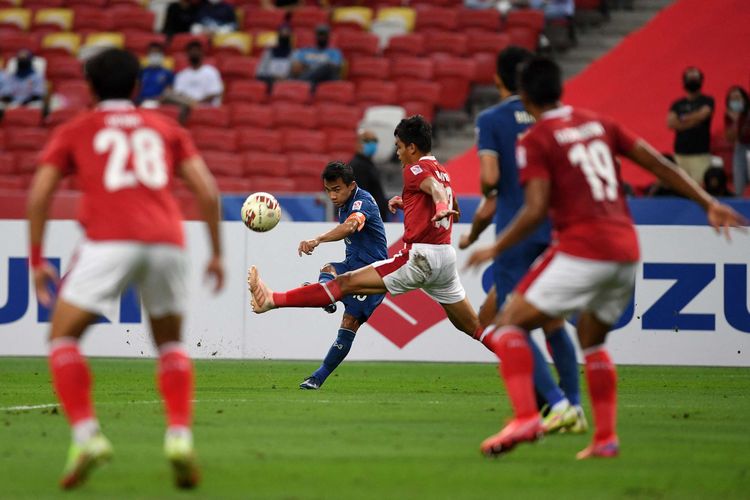 Pemain Thailand Chanathip Songkrasin (kedua kiri) menendang bola melewati pemain Indonesia Rachmat Irianto (tengah) pada pertandingan leg kedua final Piala AFF 2020 antara Indonesia vs Thailand di National Stadium, Singapura, Sabtu (1/1/2022) malam WIB. Thailand sukses keluar sebagai juara Piala AFF 2020 setelah pada laga final leg kedua melawan Indonesia berakhir imbang 2-2 dan menang dengan keunggulan agregat 6-2.