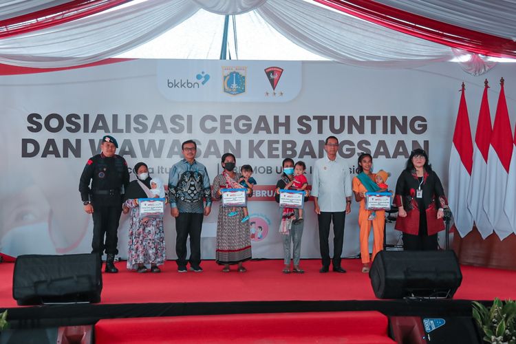 Penjabat (Pj) Gubernur DKI Jakarta Heru Budi Hartono berfoto bersama pejabat terkait dan peserta Sosialisasi Cegah Stunting dan Wawasan Kebangsaan di Kelurahan Kali Baru, Kecamatan Cilincing, Selasa (7/5/ 2023).