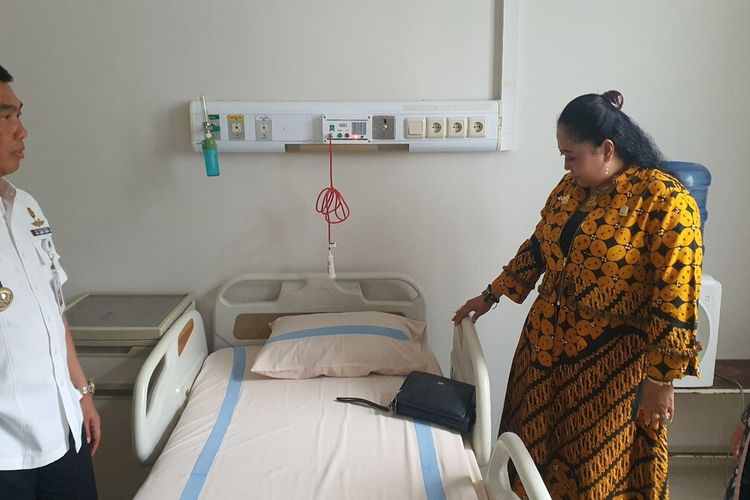 Bupati Gunungkidul Sunaryanta dan Ketua DPRD Gunungkidul Endah Subekti Kuntaringsih meninjau ruang rehabilitasi kesehatan jiwa untuk caleg di RSUD Wonosari. Rabu (17/1/2024)