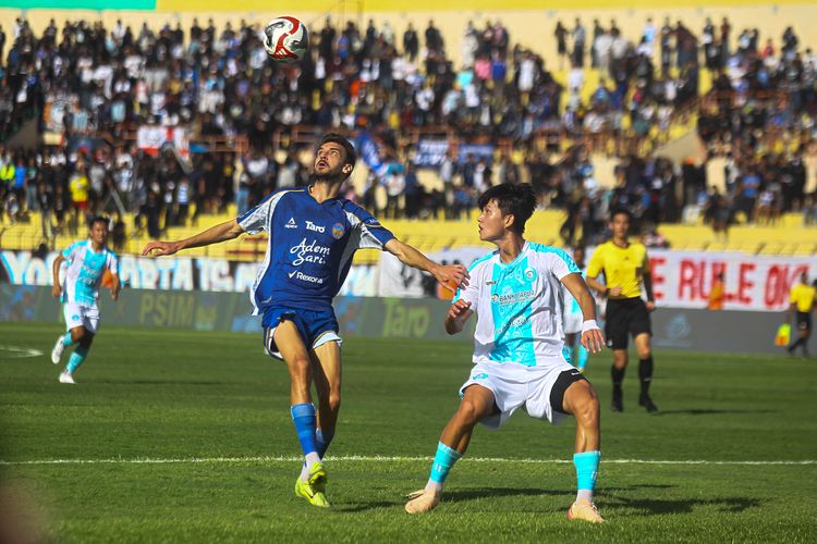 Pesepak PSIM Yogyakarta Nermin Haljeta (kiri) berebut bola dengan pesepak bola PSBS Biak Myeonghyeon Hwang (kanan) pada Laga BRI Super League 2025-26 di Stadion Sultan Agung, Bantul, D.I Yogyakarta, Senin (29/12/2025). Pertadingan berakhir imbang dengan skor 2-2. ANTARA FOTO/Kala/nz