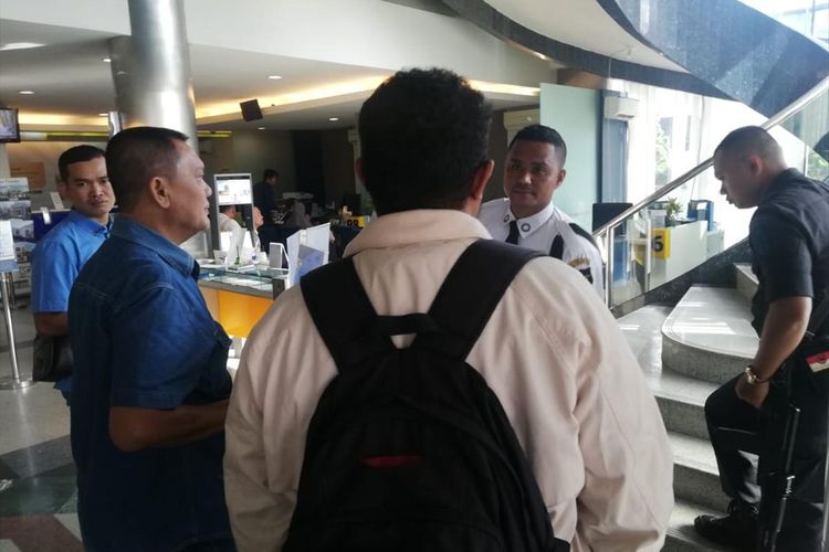 Sejumlah nasabah yang kehilangan saldo ATM mendatangi Bank Mandiri di Jalan Jenderal Sudirman, Pekanbaru, Riau, Sabtu (20/7/2019).