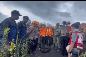 Tertimbun Abu dan Batu Besar, Dua Pendaki Singapura Ditemukan Tewas Dekat Kawah Dukono