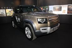 [VIDEO] New Defender 90, Sang Legenda Segala Medan