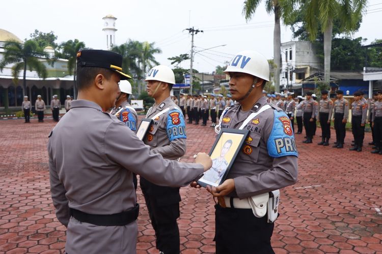 Kapolresta Bandung Kombes Pol Kusworo Wibowo saat melakukan upacara PTDH di Lapangan Mapolresta Bandung di Soreang pada Senin (4/12/2023)