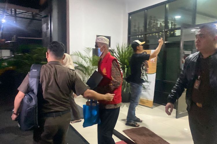 Kejari Lebak menangkap dua terpidana korupsi Koperasi Pegawai Republik Indonesia (KPRI) Bangkit, Senin (20/11/2023).