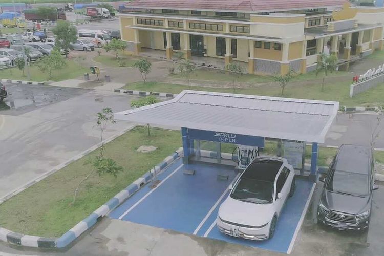 Stasiun pengisian kendaraan listrik PLN Lampung yang berada di rest area KM 163A jalan tol Lampung.