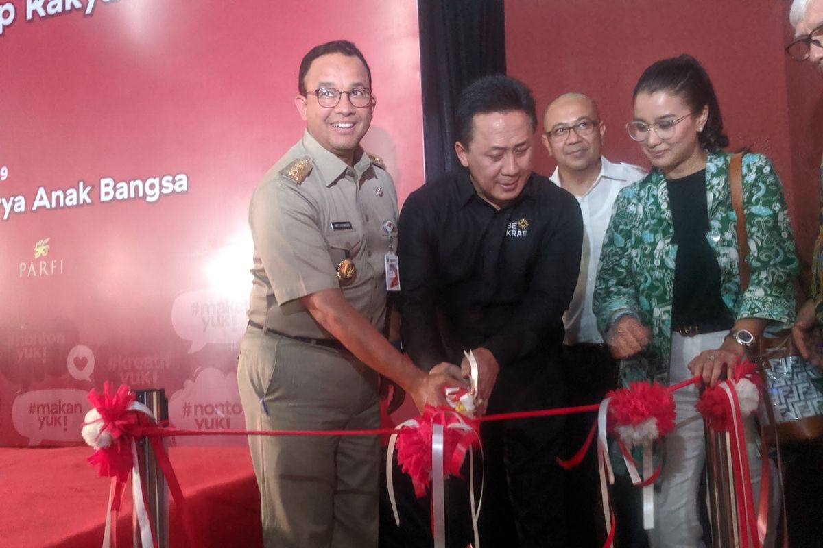 Gubernur DKI Jakarta Anies Baswedan meresmikan bioskop rakyat di Teluk Gong, Penjaringan Jakarta Utara, Senin (7/10/2019).