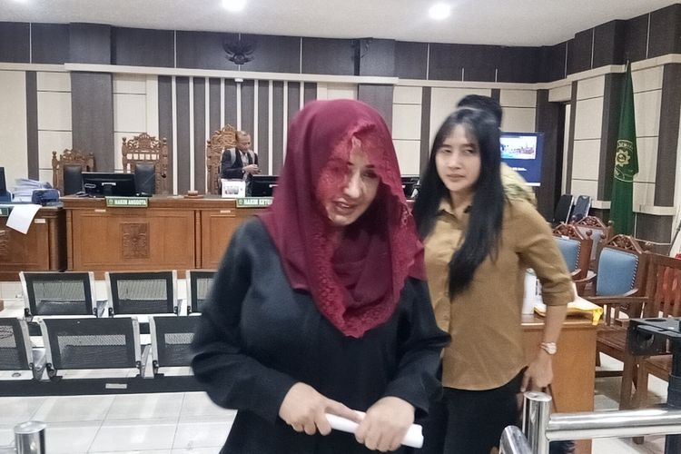Terdakwa Korupsi Fadia Arafiq Menangis Saat Baca Pleidoi: Saya Kecewa dengan Keadaan