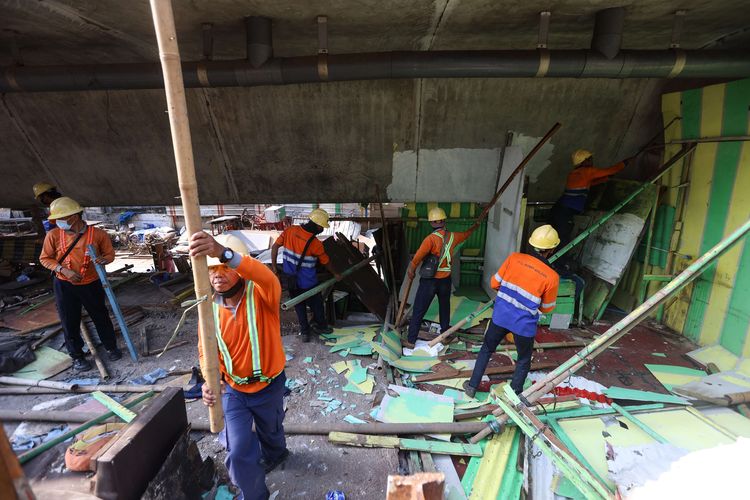 Petugas melakukan pembongkaran lokalisasi Gunung Antang, Jakarta Timur, Selasa (30/8/2022). Pembongkaran lokalisasi yang berdiri di lahan milik PT KAI itu dilakukan oleh Satuan Polisi Pamong Praja (Satpol PP) Pemerintah Provinsi Jakarta Timur serta melibatkan personel TNI-Polri.