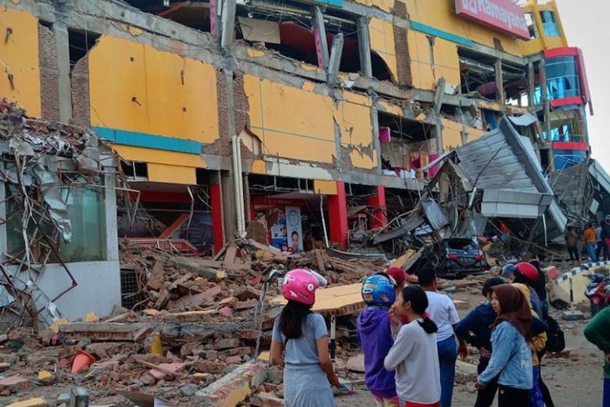 Warga melihat bangunan pusat perbelanjaan yang ambruk akibat gempa dan tsunami di Palu, Sulawesi Tengah, Sabtu (29/9/2018).