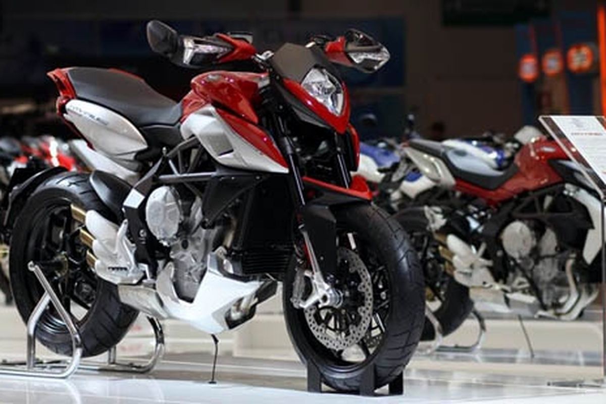 Desain dari depan sepintas mirip Ducati Hypermotard, tapi dari samping ciri khas MV Agusta.