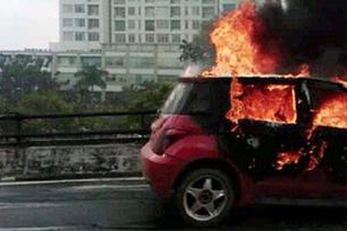 Ilustrasi mobil terbakar