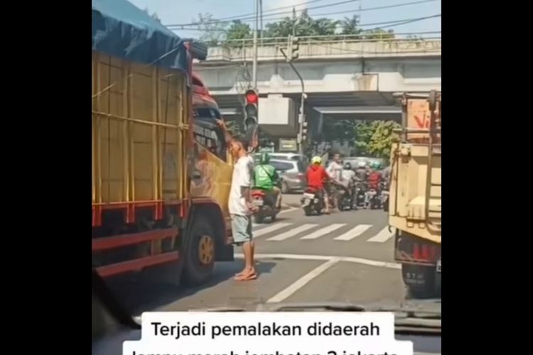 Tangkapan layar kasus pemalakan sopir truk di Jalan Jembatan Tiga, Penjaringan, Jakarta Utara yang viral di media sosial sejak Rabu (6/10/2022). 
