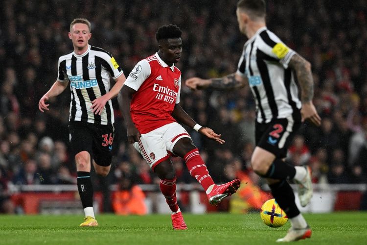 Aksi Bukayo Saka dalam duel Premier League Arsenal vs Newcastle United di Stadion Emirates, London, pada Rabu (4/1/2023) dini hari WIB.