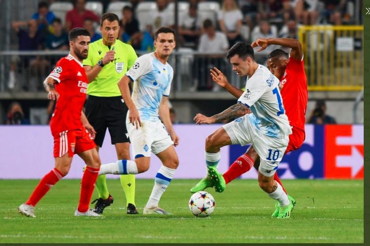 Pemain Dynamo Kyiv, Mykola Shaparenko (putih nomor 10) mencoba melewati adangan pemain Benfica pada pertandingan leg pertama playoff Liga Champions 2022-2023 yang digelar di Stadion LKS, Lodz, Polandia, pada Kamis (18/8/2022) dini hari WIB. (Sumber foto: Tangkapan layar Twitter Dynamo Kyiv)