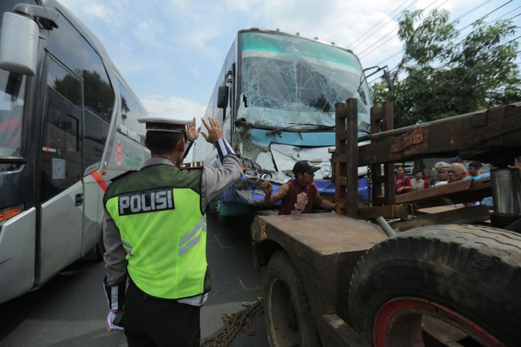 Petugas menderek bus yang terlibat kecelakaan di ruas Jalan Raya Boyolali-Solo, Mojosongo, Boyolali, Jawa Tengah. Kecelakaan beruntun yang mengakibatkan 1 orang luka berat ini melibatkan 1 unit bus antar kota, mobil mpv, truk box dan tiga buah motor. 