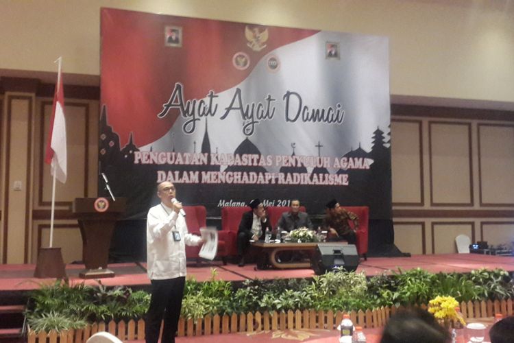 Kasi Partisipasi Masyarakat pada Badan Nasional Penanggulangan Terorisme (BNPT) Setyo Pranowo  saat memberikan pembekalan terhadap sejumlah penyuluh agama di Hotel Ijen Suites, Kota Malang, Rabu (9/5/2018)