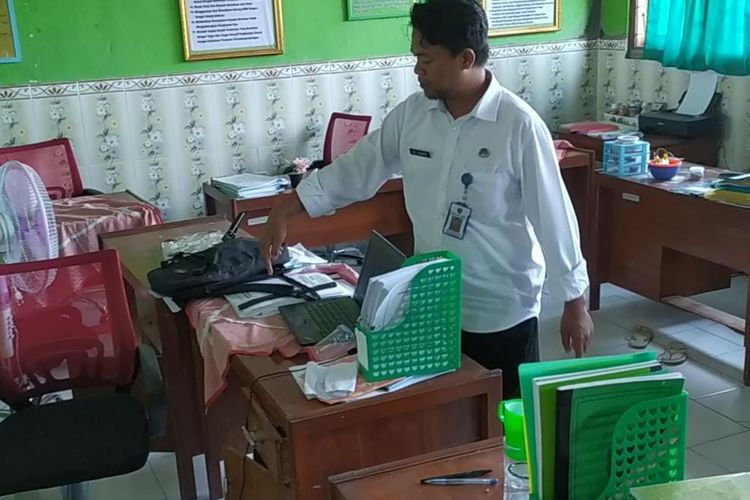 Salah satu guru SDN Kauman 2, Kecamatan Kabuh, Kabupaten Jombang, Jawa Timur, menunjukkan ruang guru yang diacak-acak pencuri.