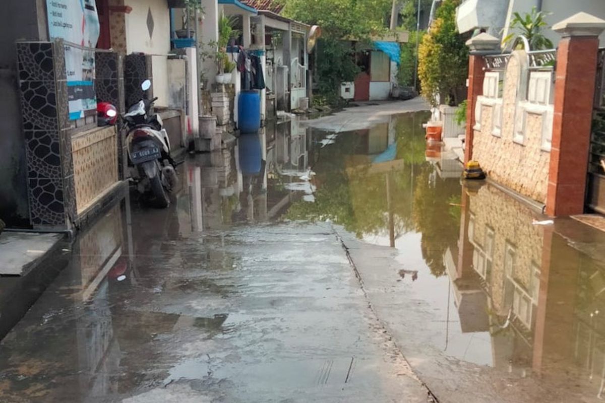 Banjir rob tinggal menggenangi jalan lingkungan di Desa Banyuwangi, Kecamatan Manyar, Gresik, Minggu (19/6/2022). *** Local Caption *** Banjir rob tinggal menggenangi jalan lingkungan di Desa Banyuwangi, Kecamatan Manyar, Gresik, Minggu (19/6/2022).