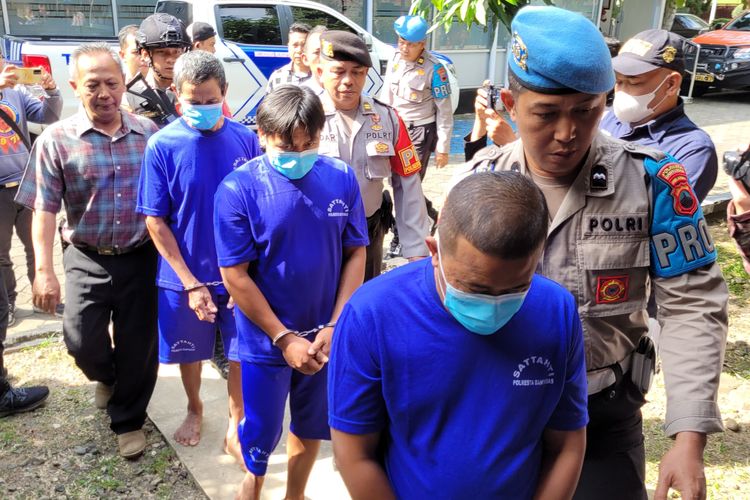 Tiga dari empat tersangka penambangan emas ilegal dihadirkan saat per rilis di Mapolresta Banyumas, Jawa Tengah, Jumat (28/7/2023).