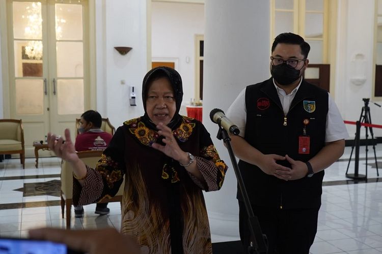 Mensos Risma Bersama Bupati Kediri Mas Dhito saat menyerahkan bantuan atensi.