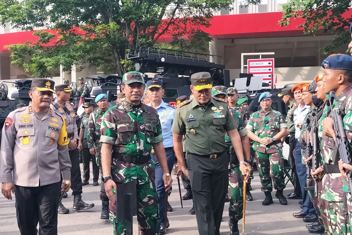 Panglima Komando Gabungan Wilayah Pertahanan (Pangkogabwilhan) II, Marsdya TNI Andyawan Martono, ditemani Pangdam IV/Diponegoro Mayjen TNI Widi Prasetijono dan Kapolda Jawa Tengah Irjen Ahmad Luthfi, melakukan apel gelar pasukan di Stadion Manahan, pada Rabu (7/12/2022).
