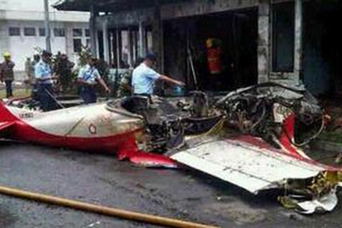 Pesawat aerobatik milik TNI AU  tipe aircraft AS 202 B Under FASI yang jatuh di ajang Bandung Air Show, Sabtu (29/9/2012).