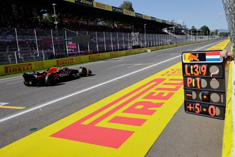 Pebalap Red Bull, Max Verstappen, beraksi di ajang F1 GP Italia di Sirkuit Monza, Minggu (11/9/2022).