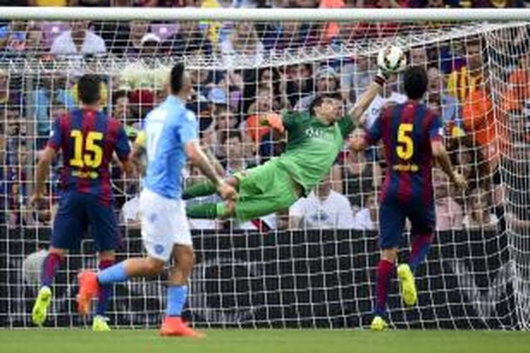 Kiper Barcelona, Claudio Bravo, saat melakukan penyelamatan gemilang di laga persahabatan melawan Napoli, Rabu (6/8/2014). Barcelona takluk 0-1 pada pertandingan tersebut. 