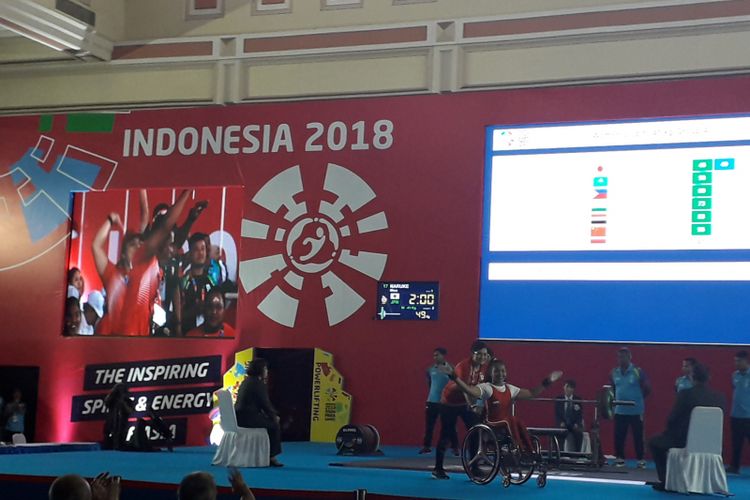 Lifter asal Bali, Ni Nengah Widiasih saat berlaga di cabang angkat berat Kelas 41 Kilogram Wanita, Asian Para Games 2018 yang digelar di Balai Sudirman, Tebet, Jakarta Selatan, Minggu (7/10/2018) siang. Pada laga tersebut, Nengah berhasil memperoleh medali perak yang menjadi medali pertama untuk Indonesia.