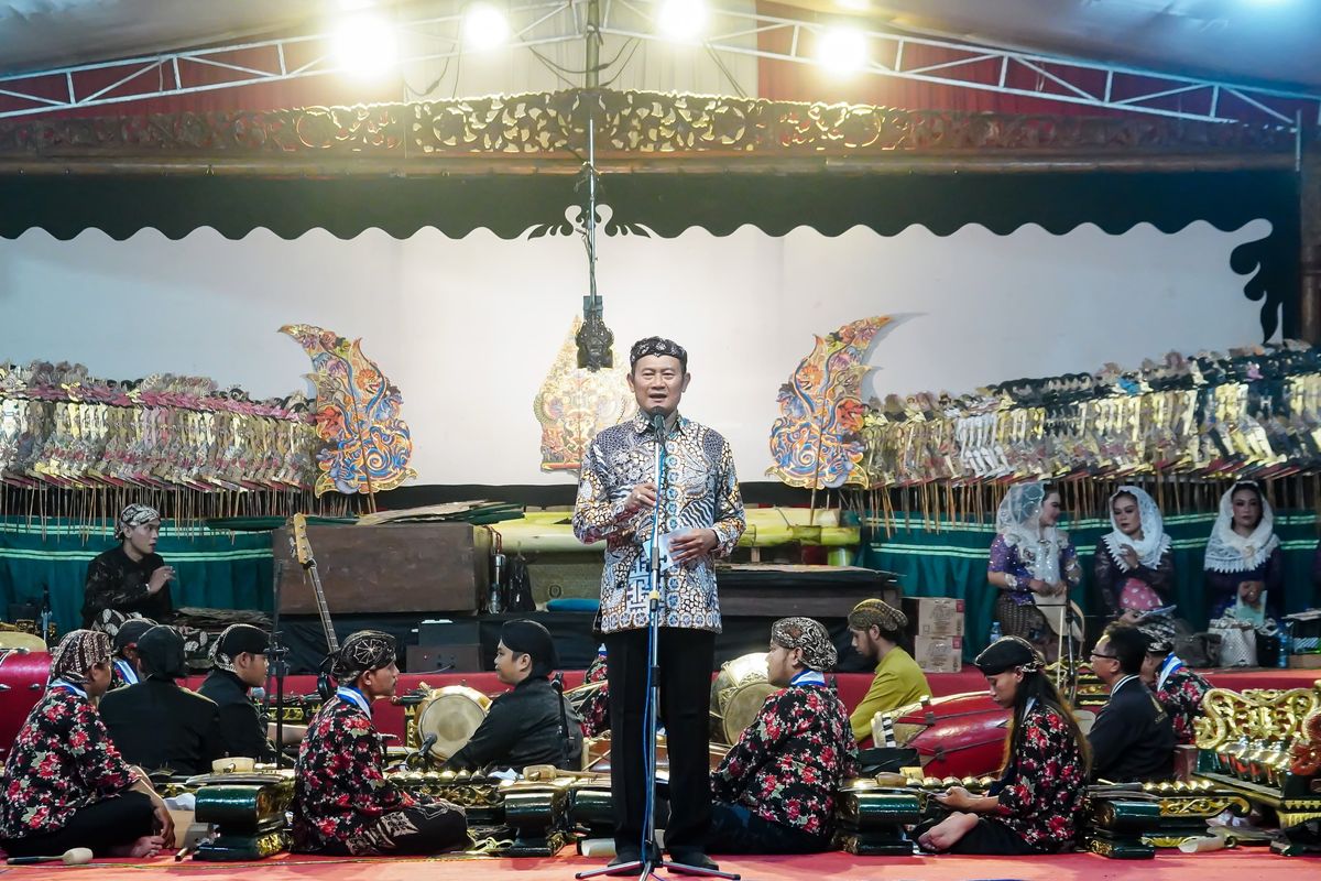 Bupati Lamongan Yuhronur Efendi membuka acara pagelaran wayang dalam rangka sosialisasi gempur rokok ilegal di Halaman Kantor Pemkab Lamongan, Sabtu (1/6/2024)