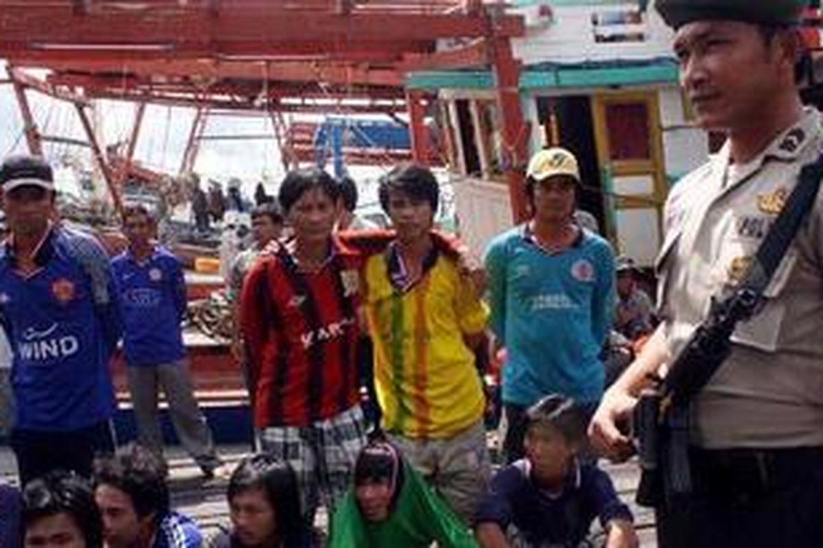 Anggota Polair Polda Kalimantan Barat berjaga di kapal nelayan Vietnam yang diamankan di Mapolair Polda Kalbar, 22 Desember 2010 silam.  Sebanyak delapan kapal Vietnam dengan nama dan bendera Indonesia ditangkap Polair Polda Kalbar, yang diduga mengambil ikan secara ilegal di perairan Natuna Indonesia. Selain kapal, turut diamankan delapan nakhoda dan 108 anak buah kapal yang kesemuanya berkebangsaan Vietnam.