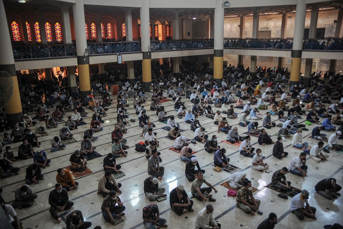 Warga muslim duduk menunggu untuk menunaikan Shalat Jumat berjamaah di Masjid Raya Bandung, Jawa Barat, Jumat (11/3/2022). Majelis Ulama Indonesia (MUI) kembali memperbolehkan shalat Jumat, salat Tarawih dan shalat Ied dengan saf rapat di masjid dengan pertimbangan pemerintah sudah mencabut berbagai aturan protokol COVID-19. ANTARA FOTO/Raisan Al Farisi/wsj.