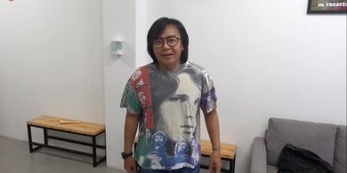 Ari Lasso menggunakan kaos vintage full print The Doors yang pernah dipakainya dalam pembuatan video klip Kangen bersama Dewa 19 di tahun 1992.