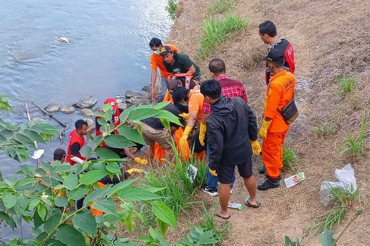 Tim SAR dan PMI Kulon Progo evakuasi jenazah dari Sungai Serang di bawah jembatan Pedukuhan Wonosido Kidul, Kalurahan Giripeni, Kapanewon Wates, Kabupaten Kulon Progo, Daerah Istimewa Yogyakarta.